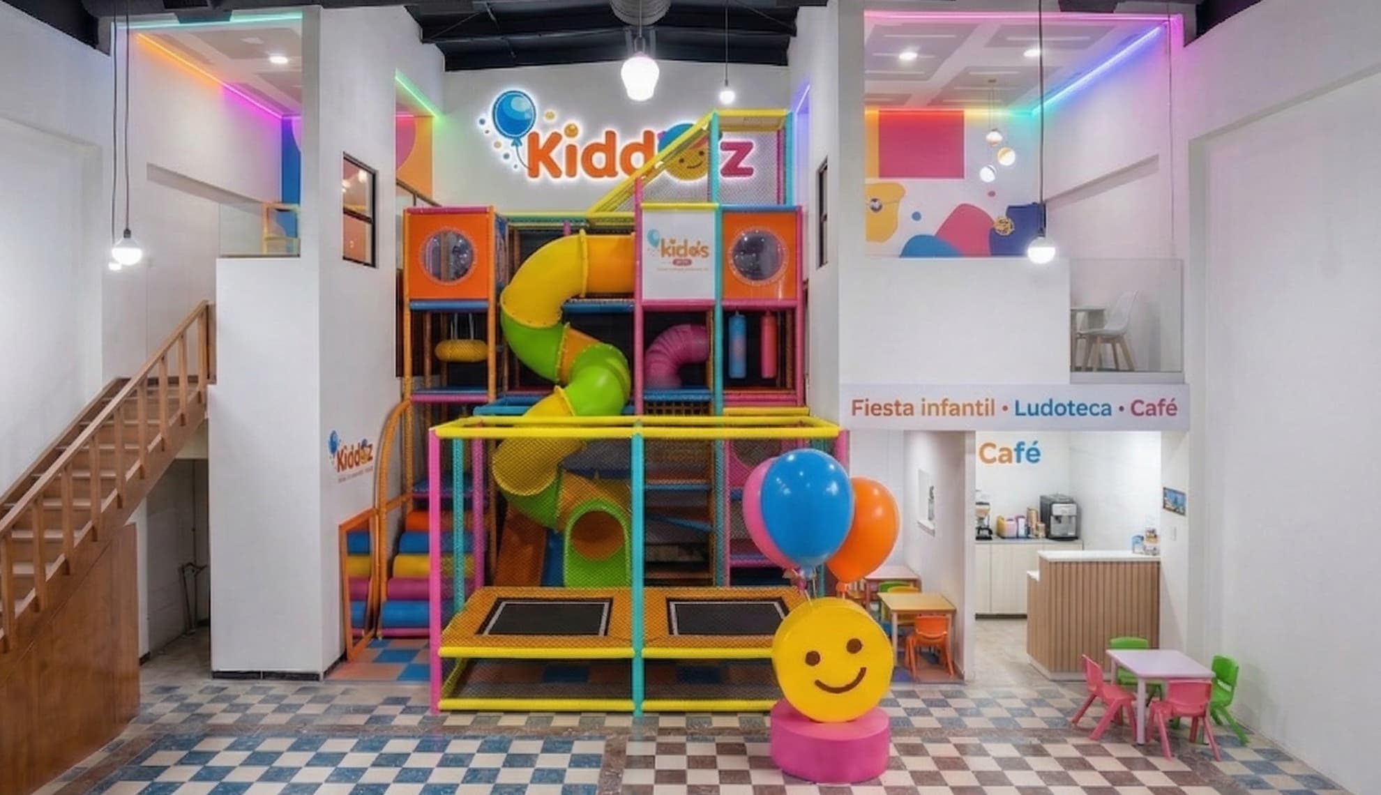 Interior de Kiddoz - espacio colorido con juegos, resbaladillas y trampolines
