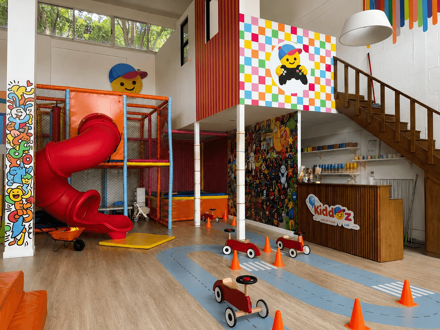 Centro de juegos colorido y alegre de Kiddoz