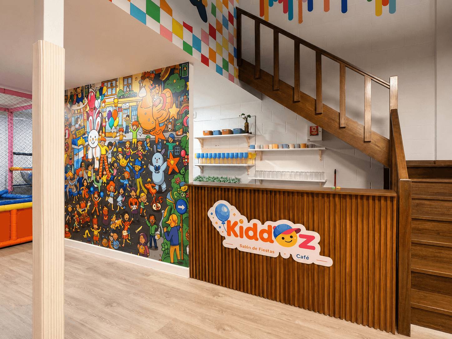 Estación de servicios Kiddoz - área de café y recepción