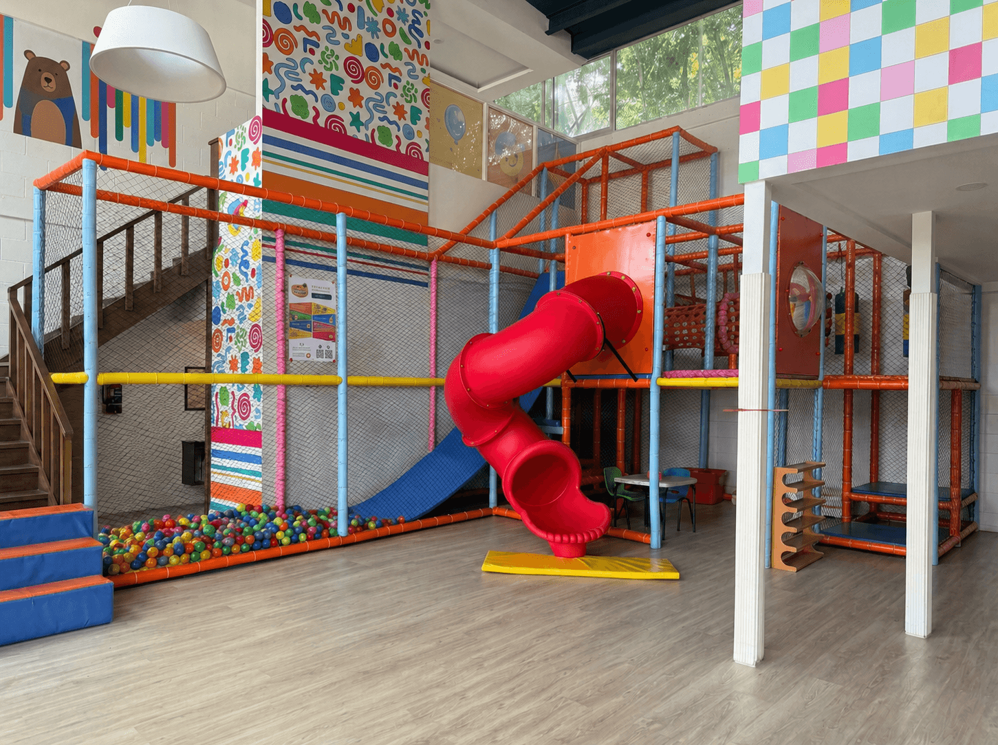 Juegos infantiles luminosos y coloridos de Kiddoz