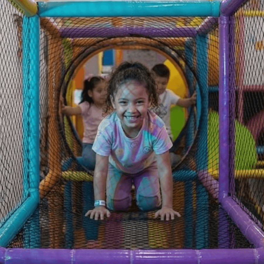Niña feliz jugando en los juegos de Kiddoz