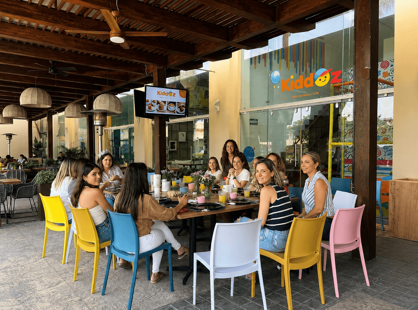 Mamás disfrutando en la terraza de Kiddoz